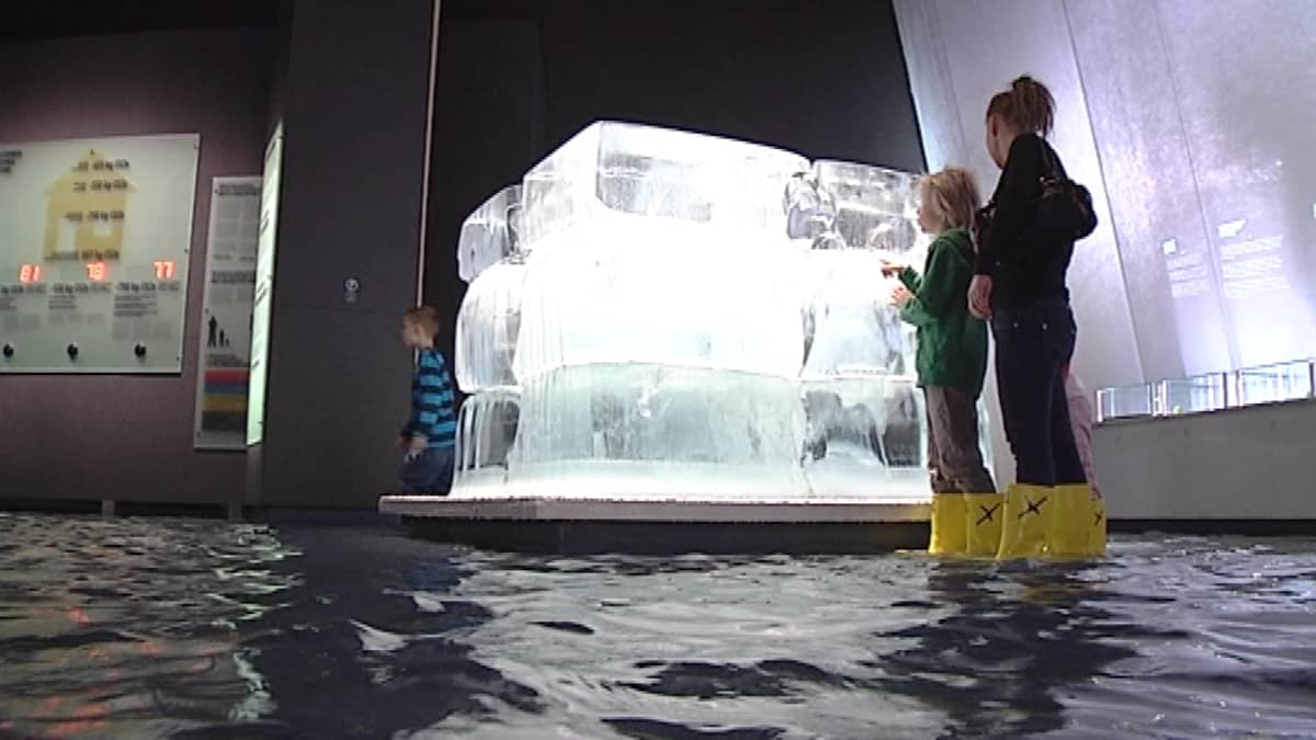 Jääkuutio Heurekan Klima X -näyttelyssä.