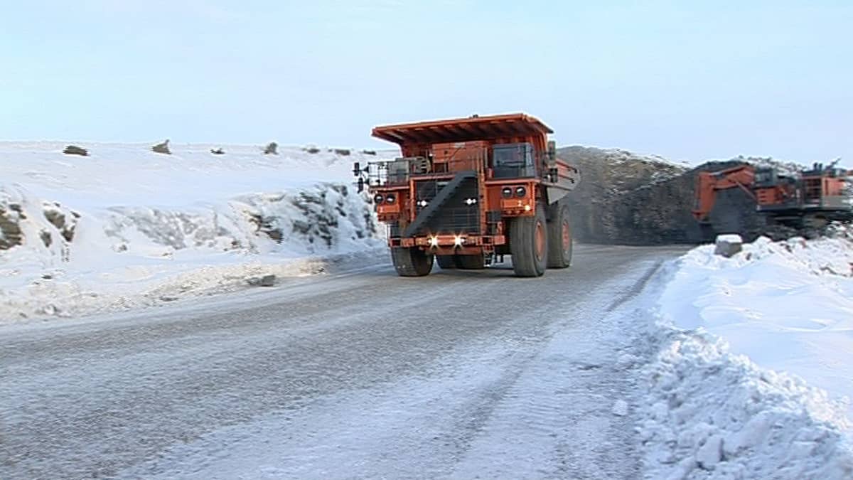 Kuorma-auto lähdössä louhintapaikalta Talvivaaran kaivosalueella.