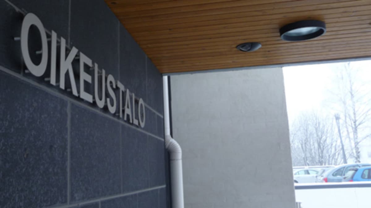 Kemin oikeustalon kyltti