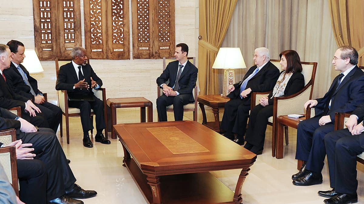 Kofi Annan (kesk. vas.) ja Bashar al-Assad (kesk. oik.) tapasivat 10. maaliskuuta 2012 Damaskoksessa. 