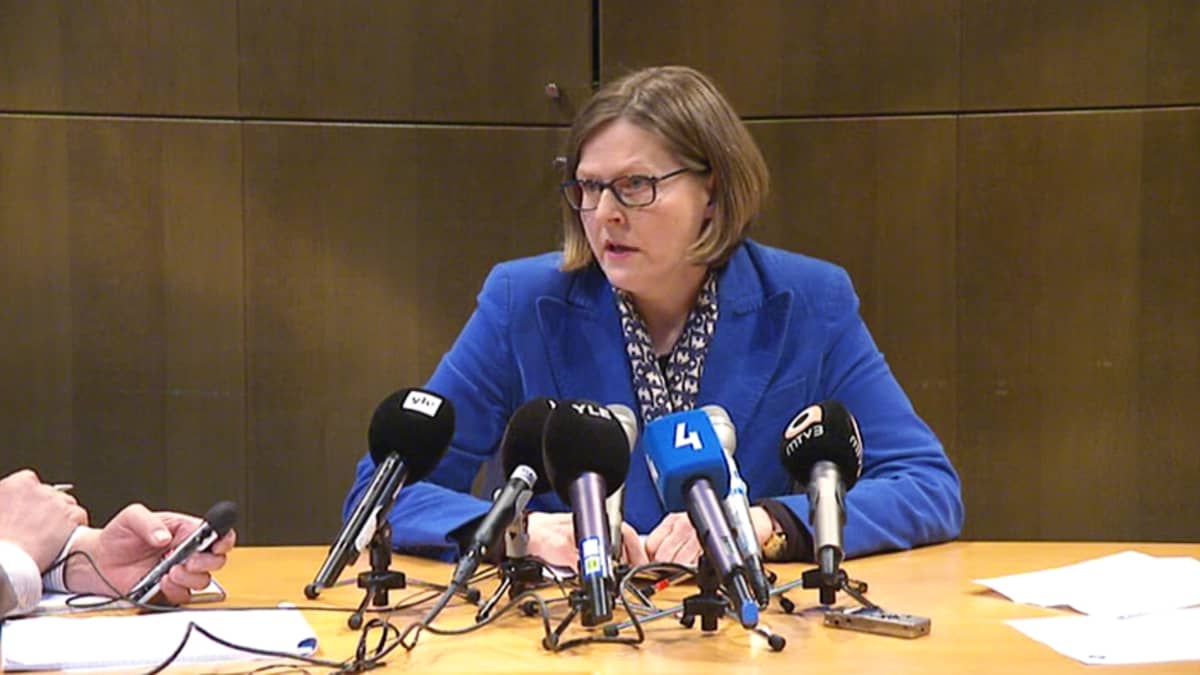 Valtion omistajaohjauksesta vastaava ministeri Heidi Hautala pitämässä lentoyhtiö Finnairiin liittyvää tiedotustilaisuutta.
