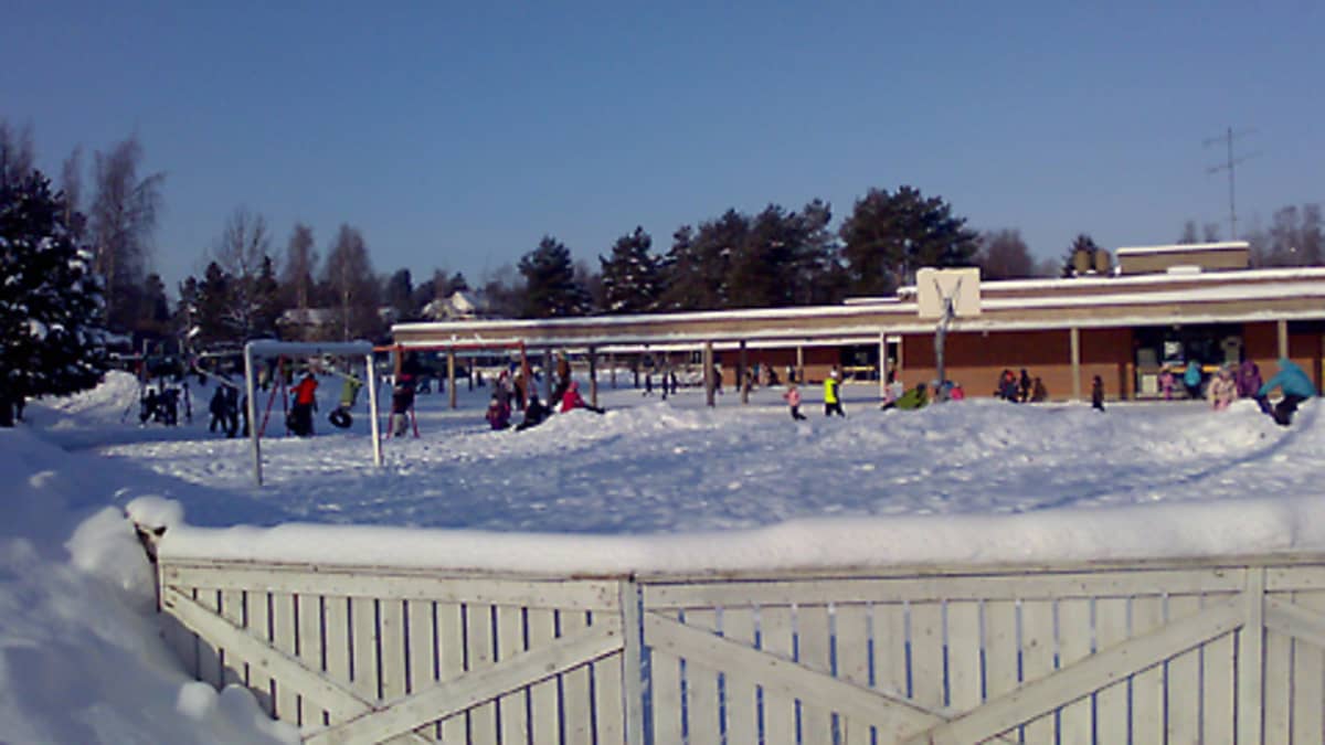 Kuvassa Torkinmäen koulun pihalta, lapsia välitunnilla.