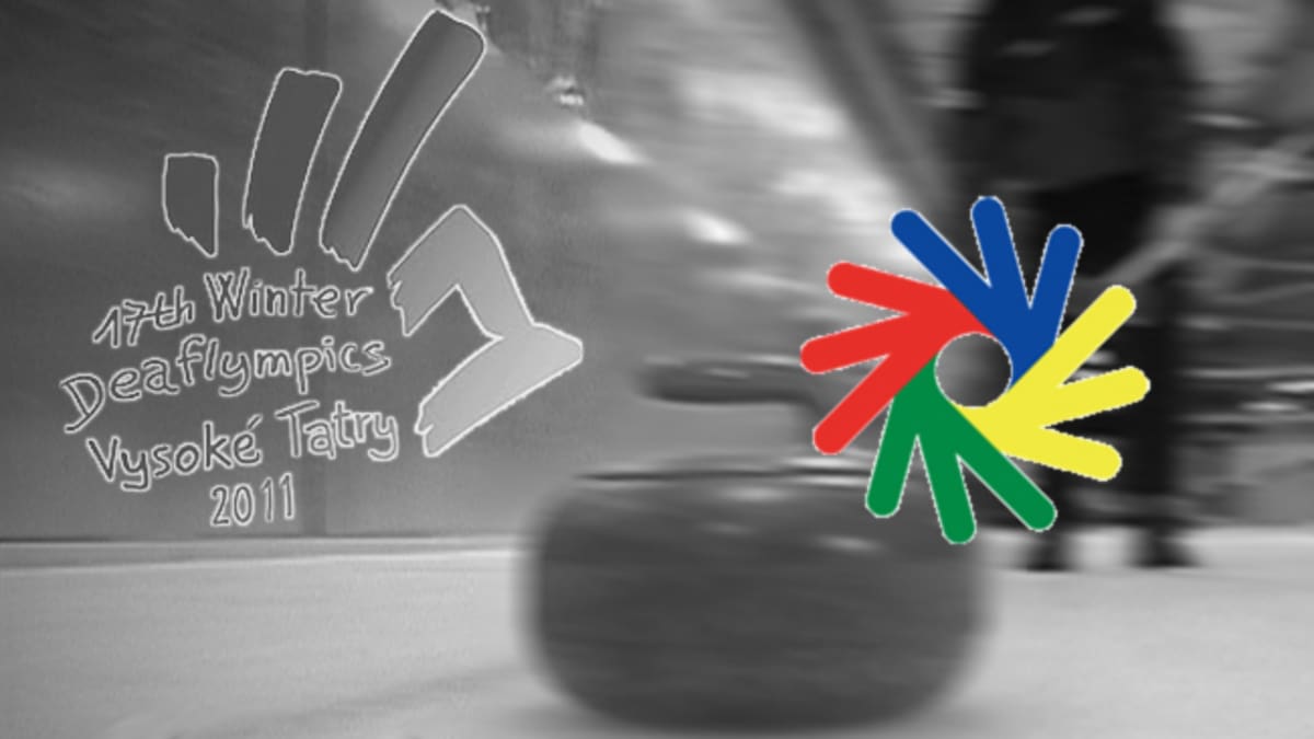 Slovakian kuurojen talviolympialaisten logo ja Kansainvälisen kuurojen urheilukomitean lCSD:n logo. Taustalla mustavalkoinen kuva curling-kentältä. 