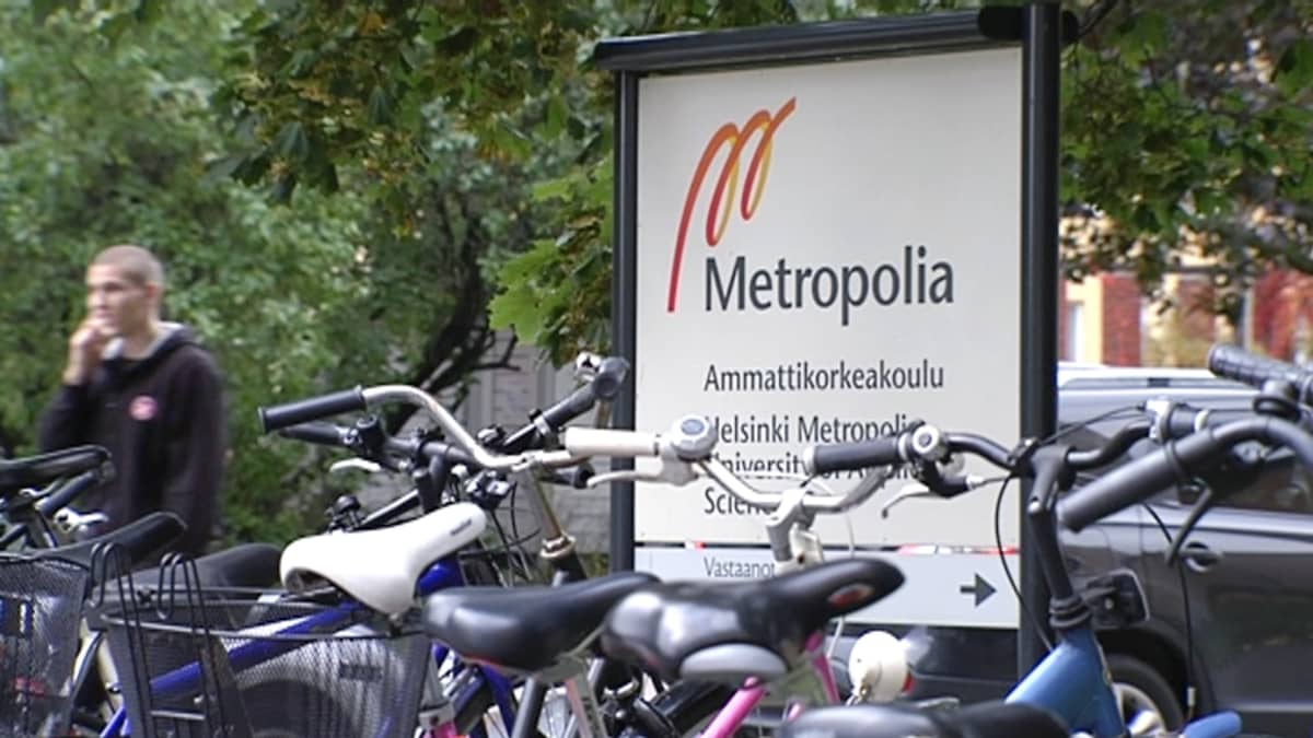 Metropolian kyltti polkupyöräparkin vieressä.