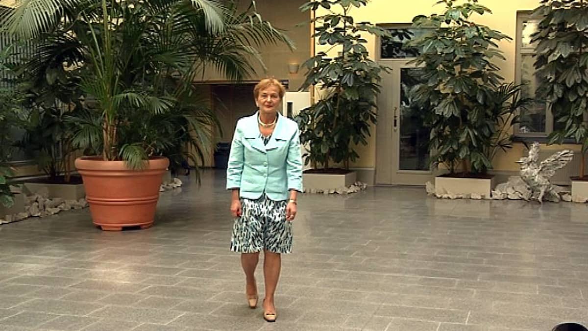 Hannele Pokka kävelee ympäristöministeriö