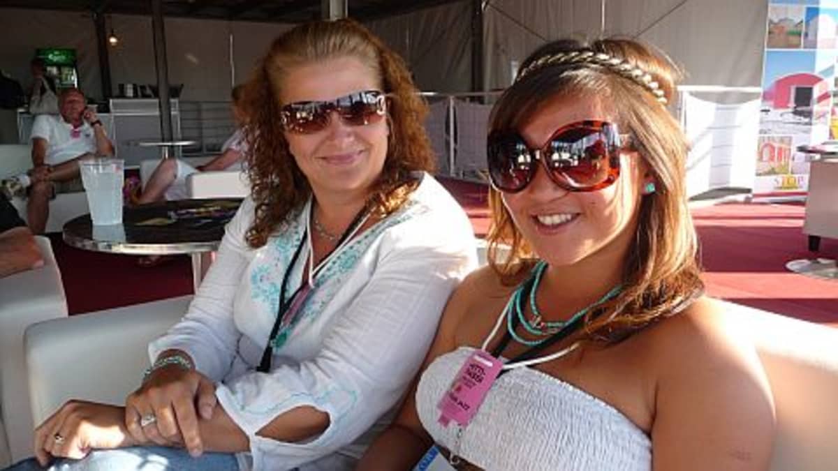 Tanja Paksunen ja Lu Ying pääsevät Pori Jazzin kolmikerroksisen vip-teltan loungeen työnantajan tarjoamilla hittipasseilla.