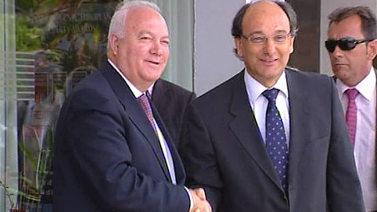 Espanjan ulkoministeri Miguel Angel Moratinos (vas.) ja Gibraltarin pääministeri Peter Caruana