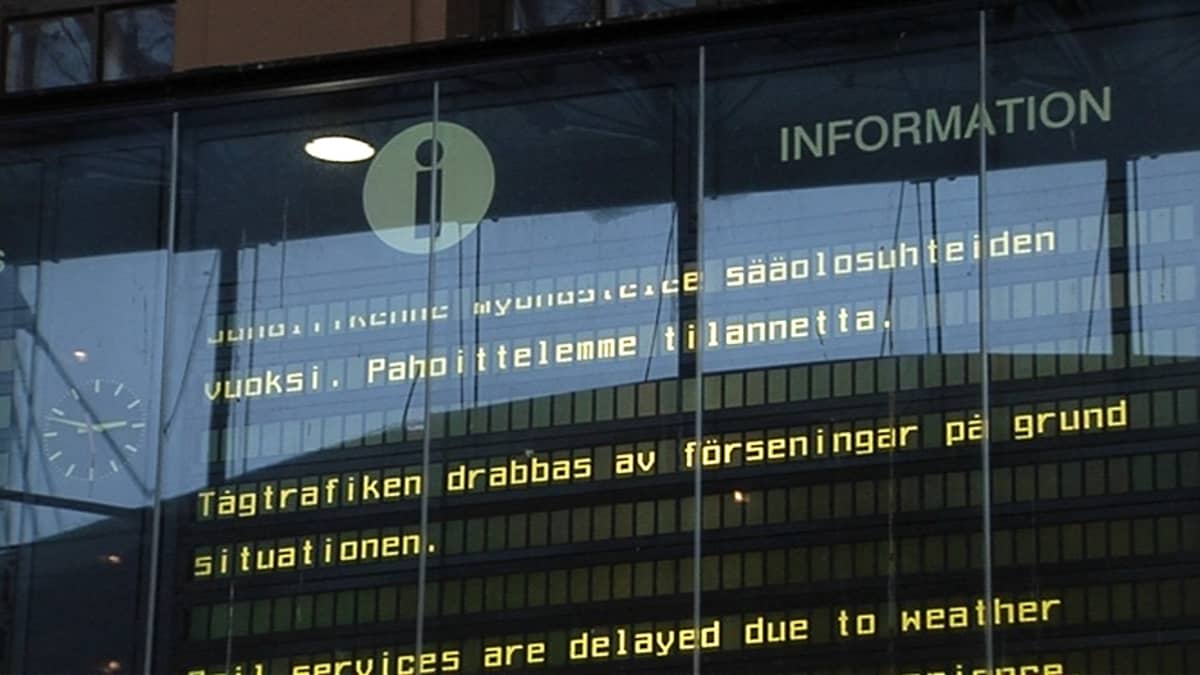Infotaulu Helsingin rautatieasemalla.