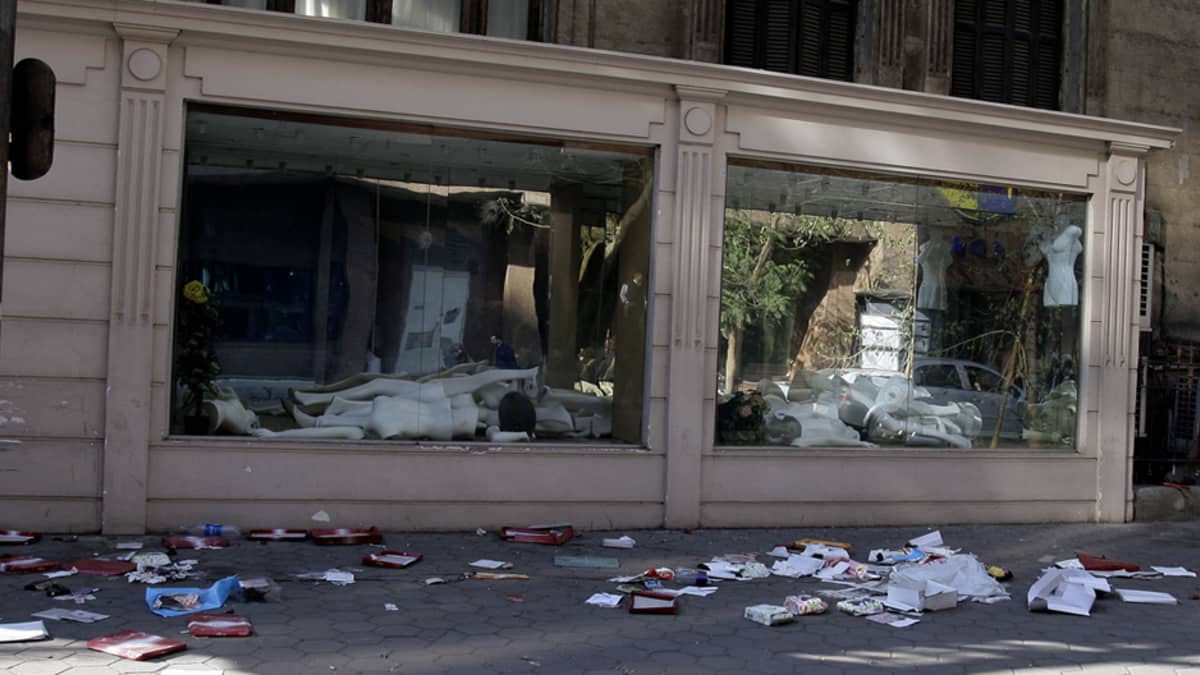 Yön aikana Kairossa ryöstely Kairossa on laajentunut. Naisten vaatetusliikkeen ikkunat on rikottu ja mallinukeilta viety vaatteet.