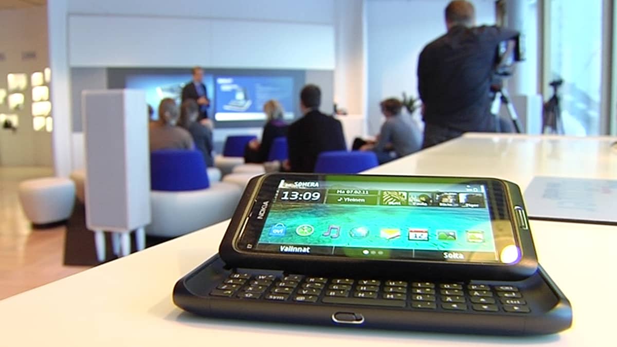 Nokian uusi E7-puhelin pöydällä lehdistötilaisuudessa.
