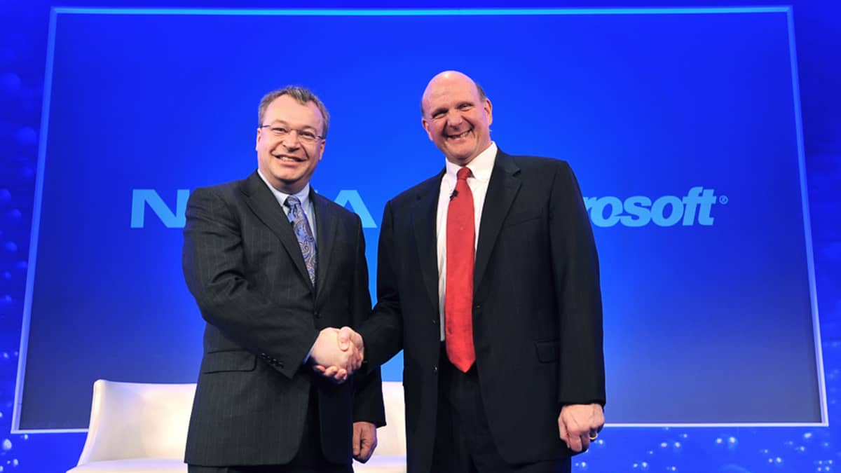 Nokian toimitusjohtaja Stephen Elop ja Microsoftin toimitusjohtaja Steve Ballmer kättelevät