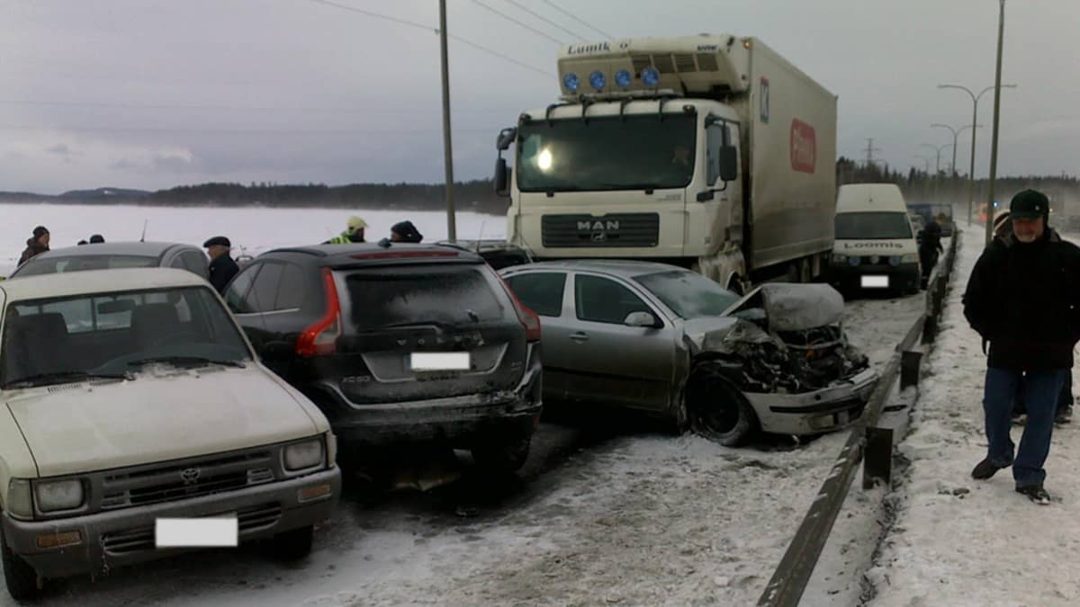 Kymmenien autojen ketjukolari Kuopiossa | Yle Uutiset