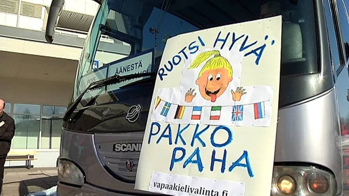 Bussi lähdössä mielenosoitukseen Imatralla
