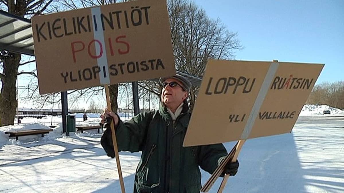 Mies lähdössä mielenosoitukseen Helsinkiin.