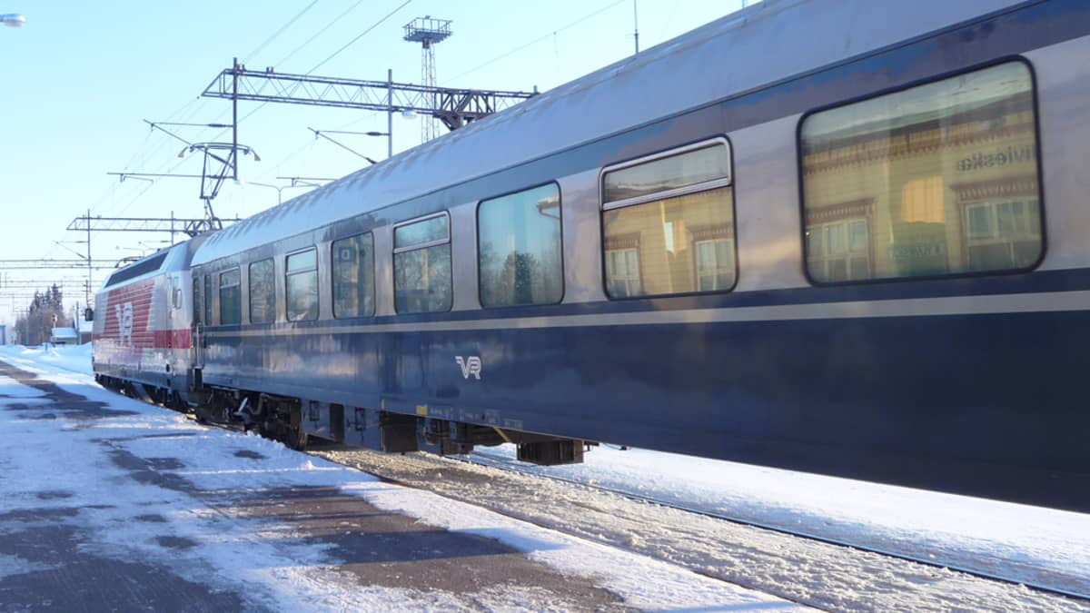 Kuvassa pikajuna Ylivieskan asemalla .