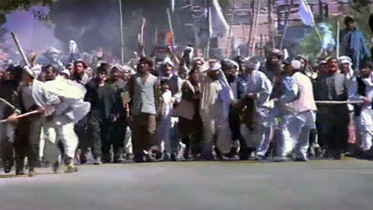 Mielenosoittajajoukko Kandaharin kadulla