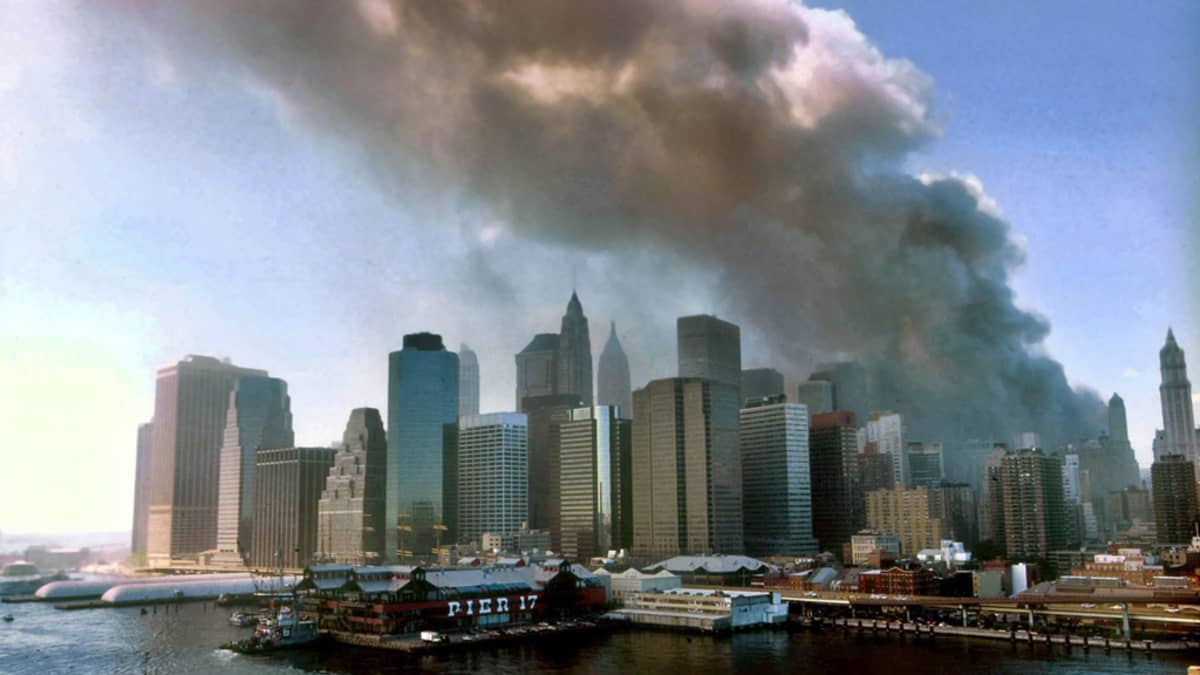 Kaksoistornit ovat juuri luhistuneet WTC-iskussa New Yorkissa 11. syyskuuta 2001.
