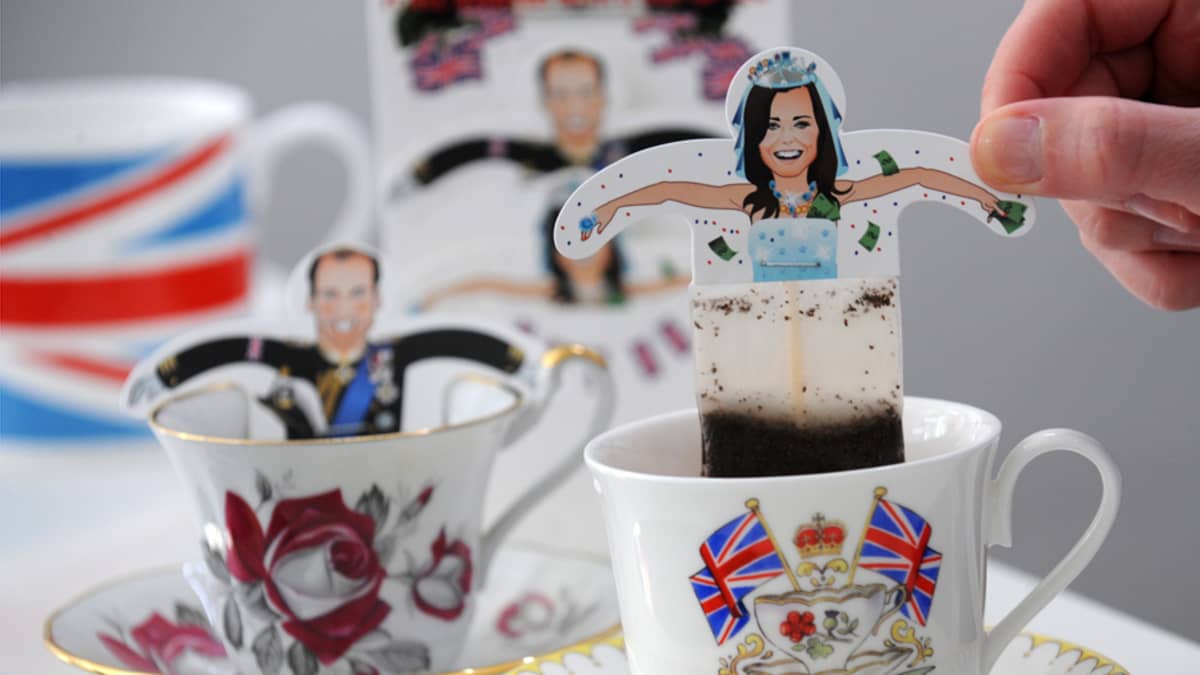 Englannin prinssi Williamia ja Kate Middletonia esittäviä teepusseja
