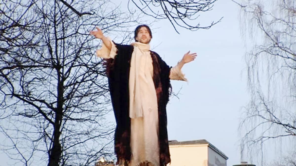 Näyttelijä Tomi Alatalo esittää Jeesusta Via Crucis - Ristin tie -pääsiäisnäytelmässä.