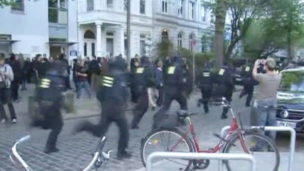 Poliiseja loukkaantui vappumielenosoituksessa Saksassa | Yle Uutiset
