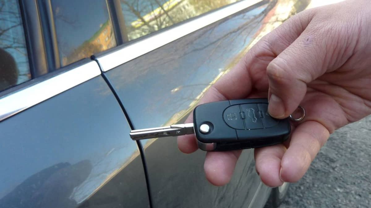 Auton S hk inen Lukitus Temppuilee Herk sti Vauva J i Yksin Autoon 