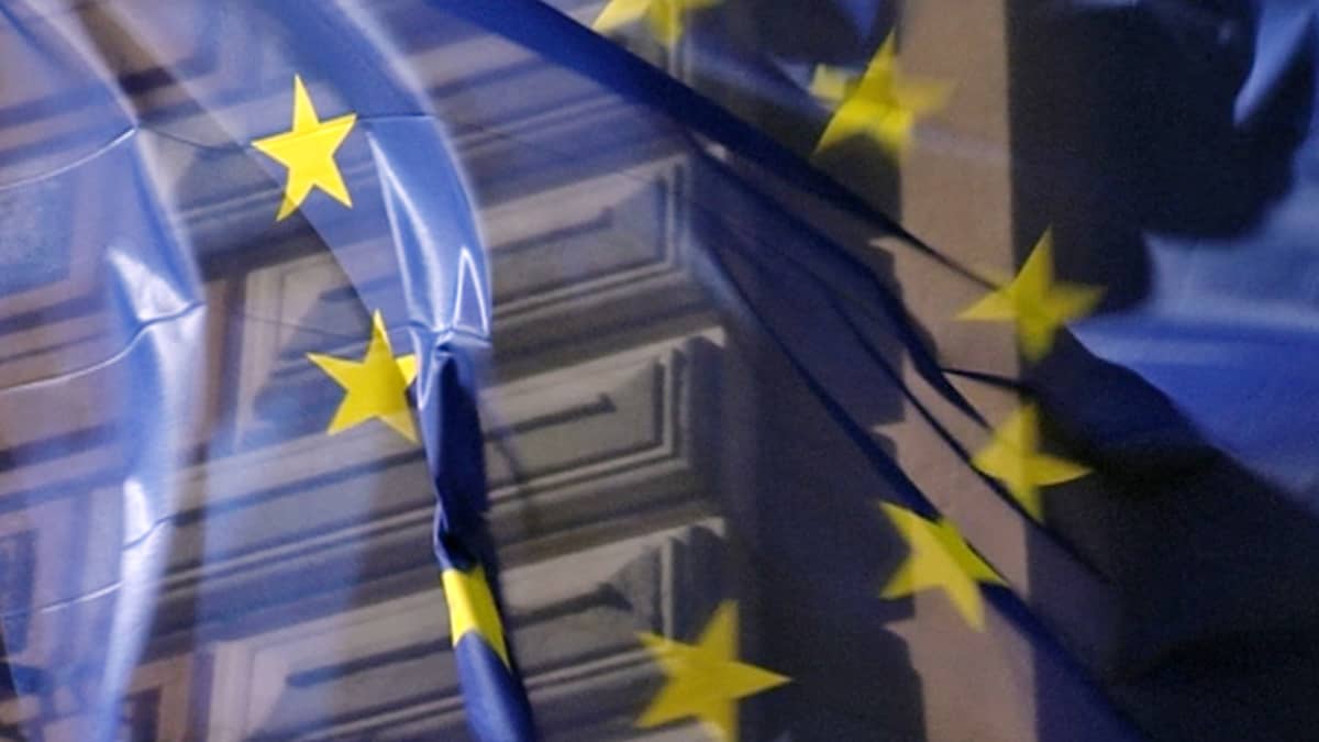 EU-lippu liehuu Pohjois-Esplanadilla.
