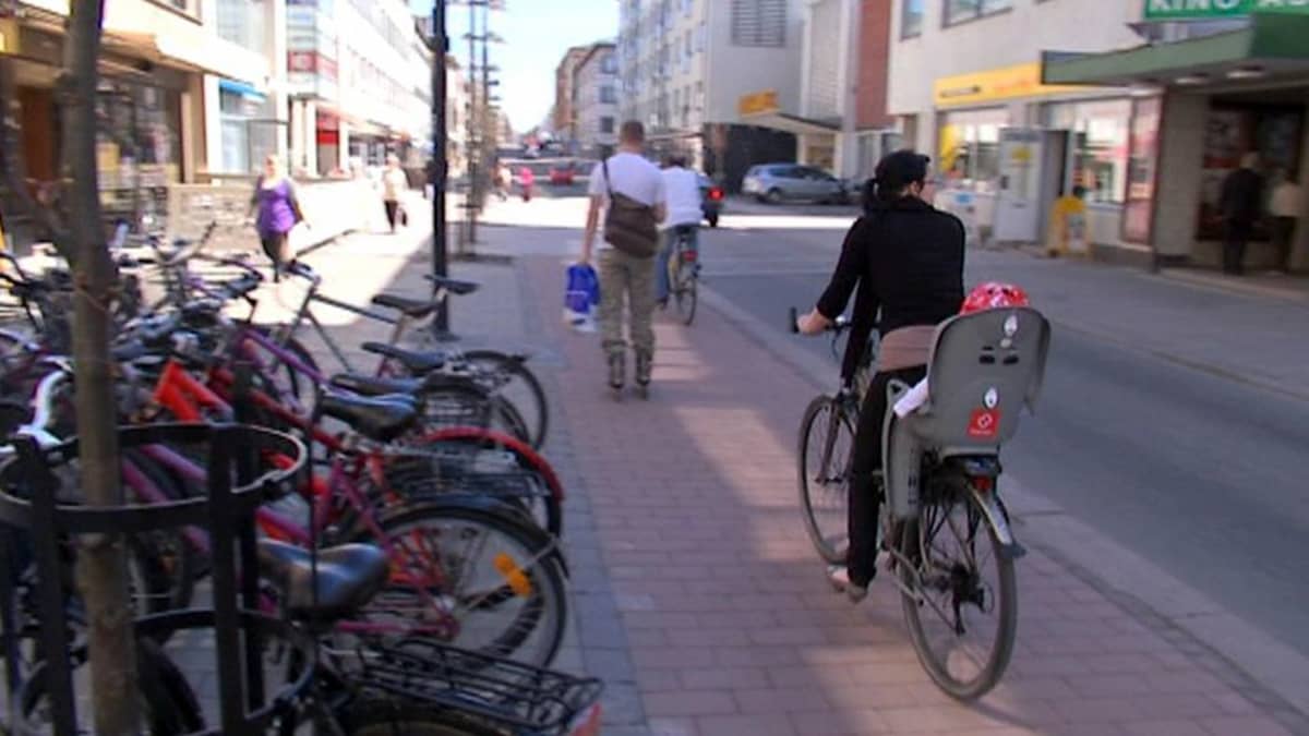 Pyöräilyä valtakadulla.