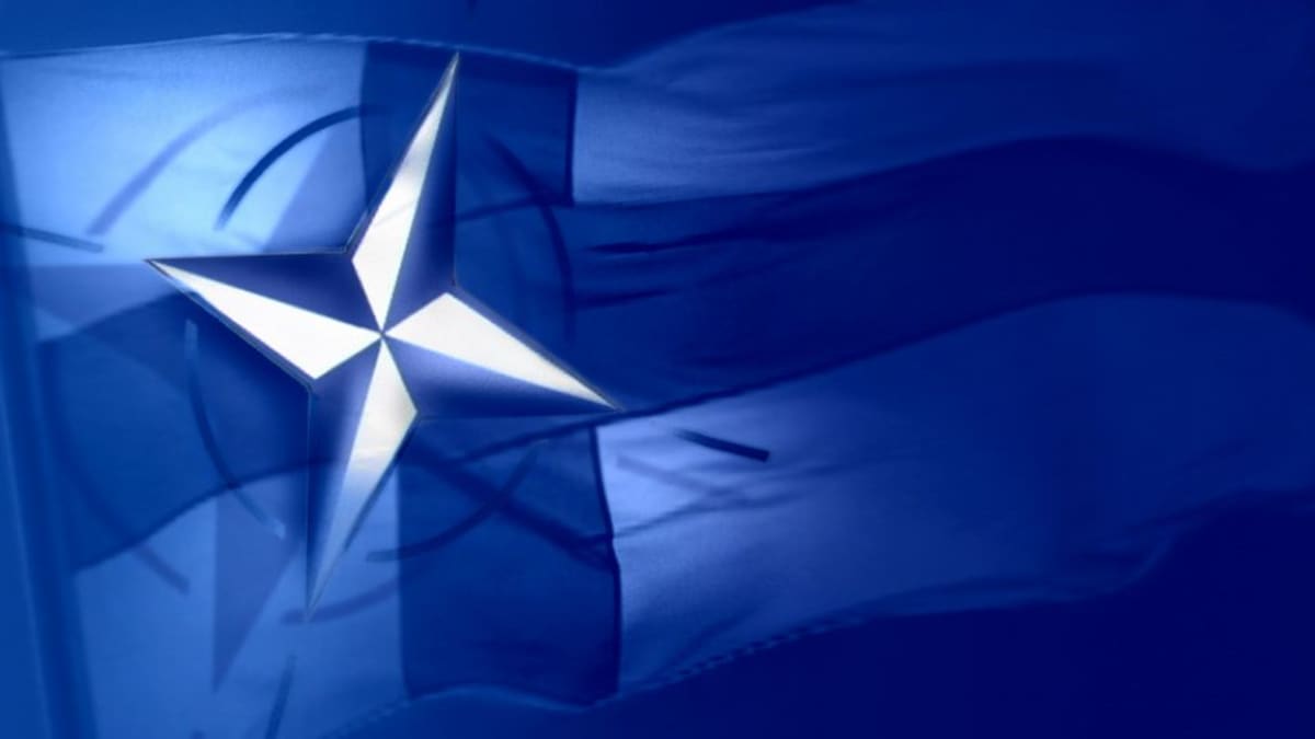 Naton merkki ja suomen lippu