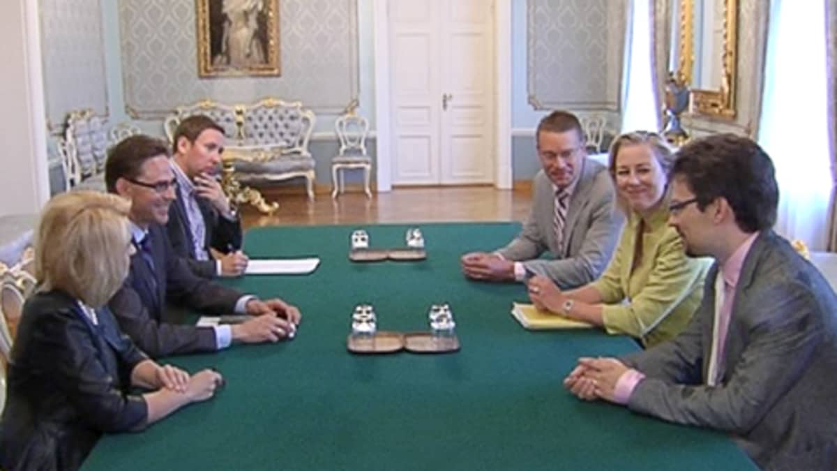 Päivi Räsänen, Jyrki Katainen, Paavo Arhinmäki, Stefan Wallin, Jutta Urpilainen ja Ville Niinistö istumassa pöydän ääressä