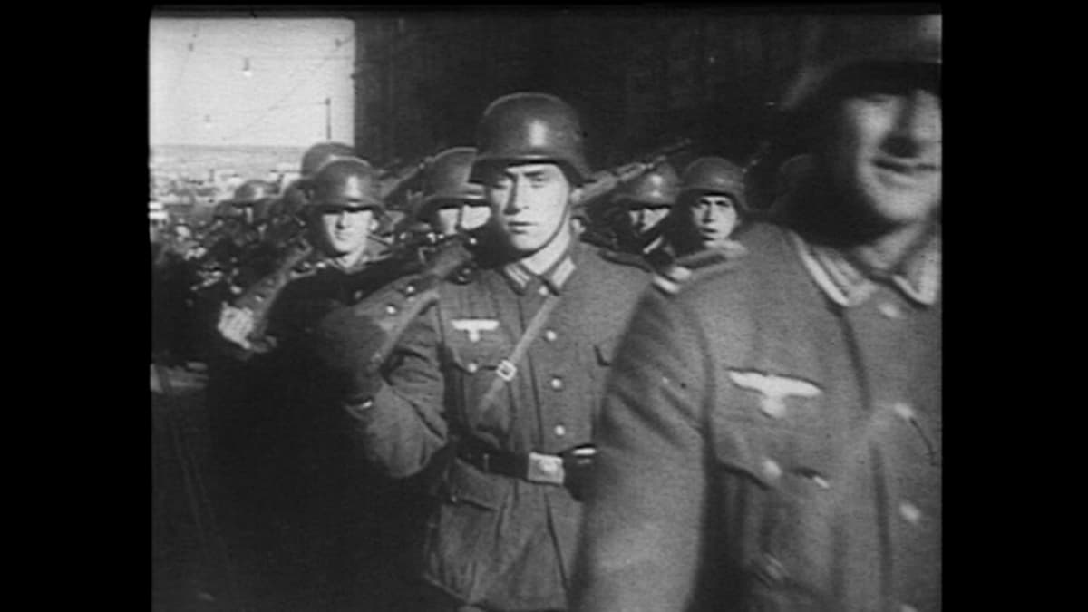 Toisen maailmansodan aikana taltioitua kuvaa saksalaissotilaista.
