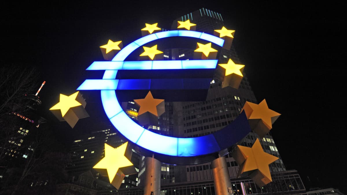 Valaistu euro-tunnus Euroopan keskuspankin pihalla Frankfurtissa.