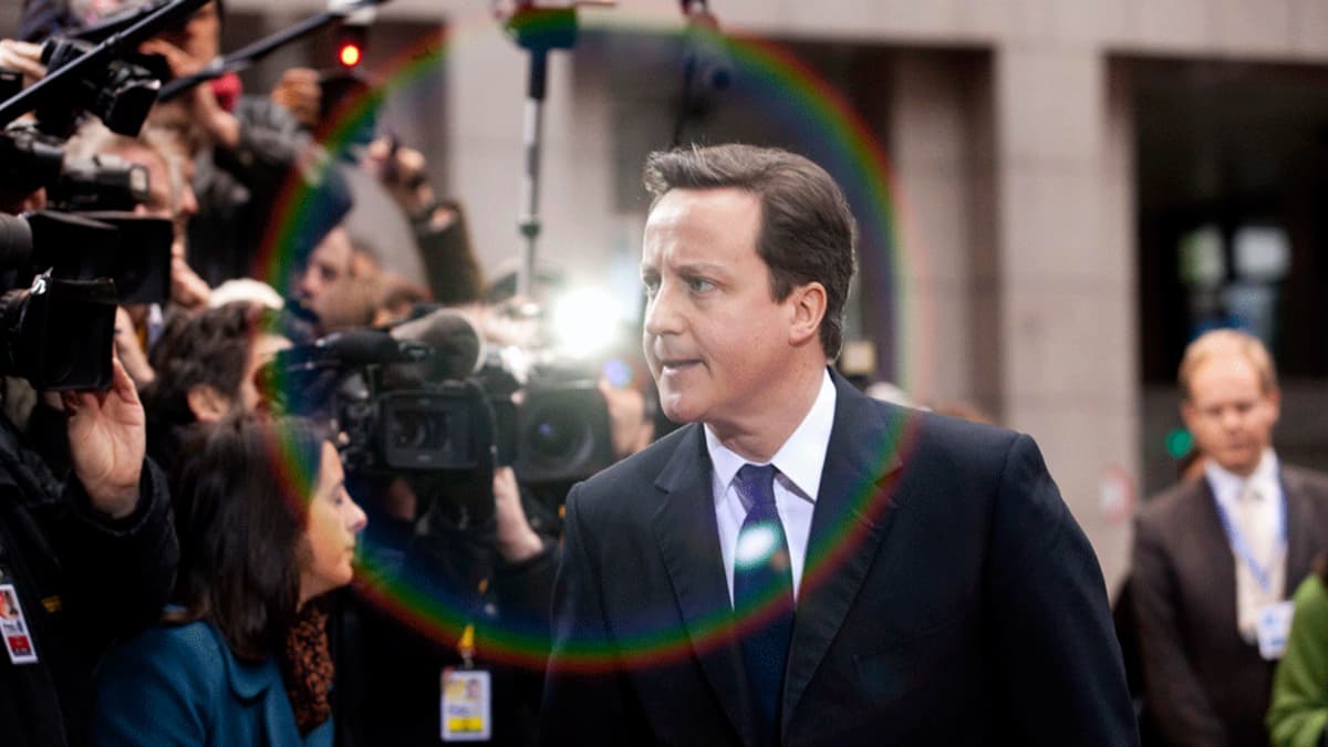 David Cameron lehdistön edessä. David Cameron saapui Euroopan johtajien kokoukseen Brysselissä lauantaina.