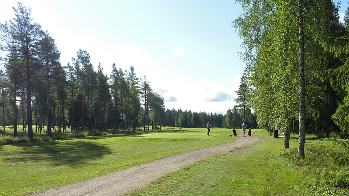 Kaksi golfaria golf-kentällä.