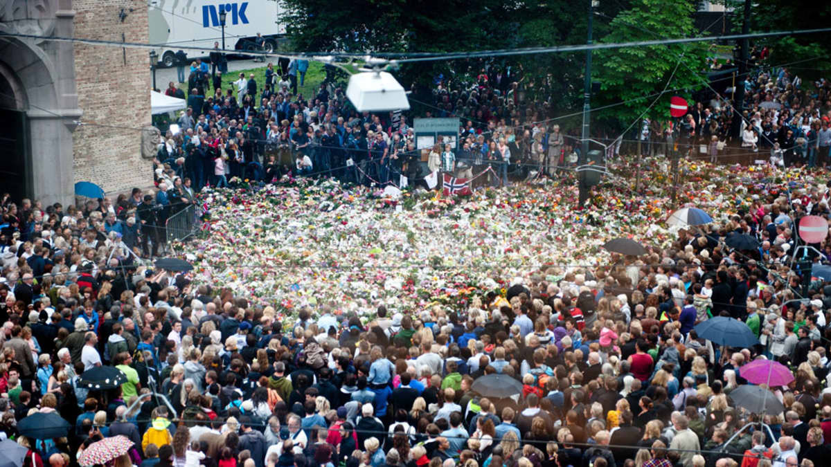 Tuhannet ihmiset hiljentyivät minuutin ajaksi Oslon tuomiokirkon edessä.