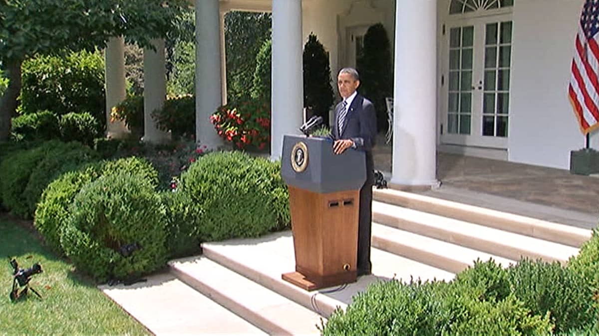 Barack Obama puhuu toimittajille Valkoisen talon puutarhassa.