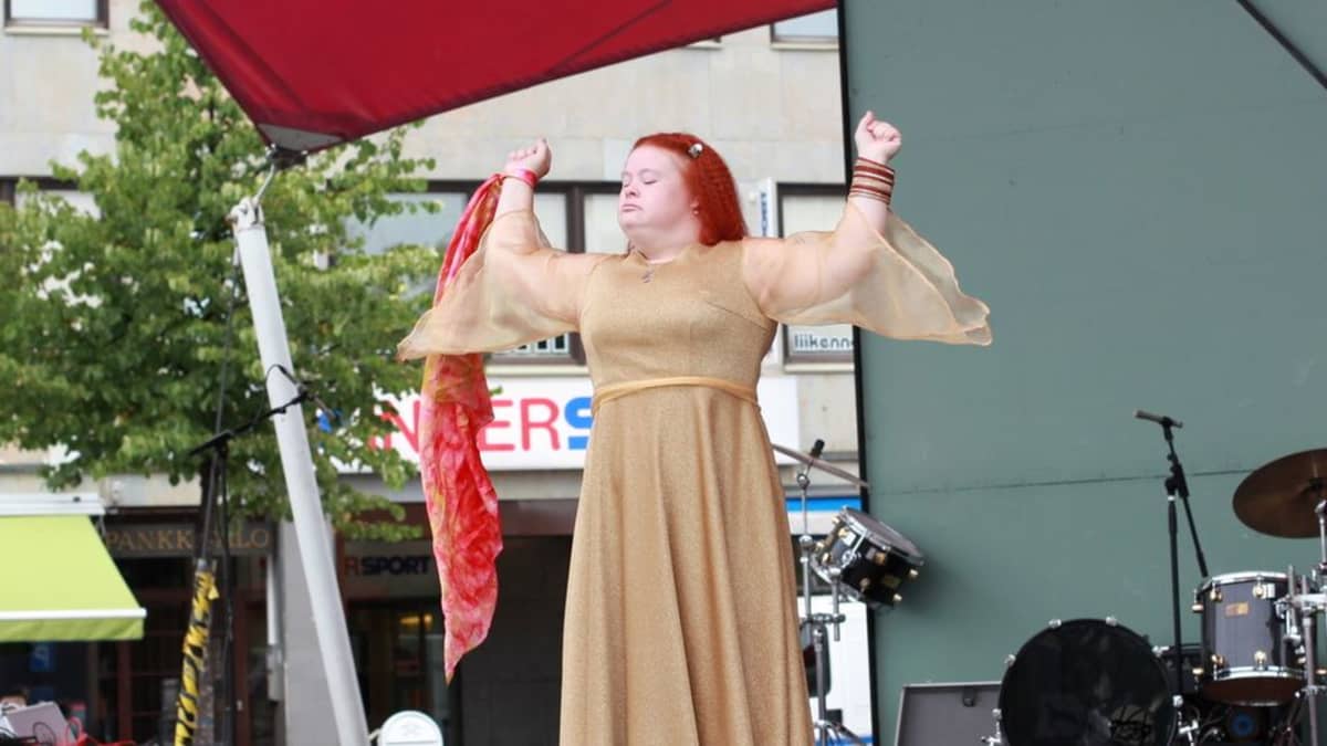 Tanssija Hanna Rajapolvi esiintymässä Joensuun torilavalla.