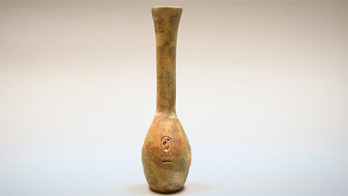 Keraaminen pullo, jonka kyljessä farao Hatshepsutin nimi.