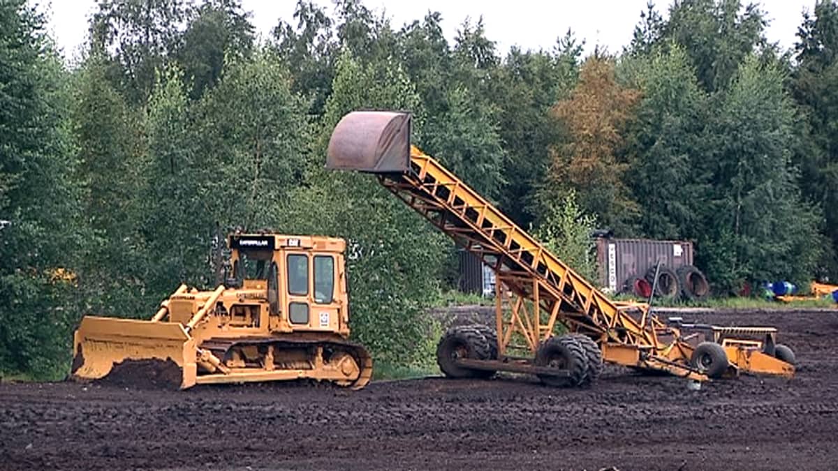 Työkoneita turvetyömaalla.