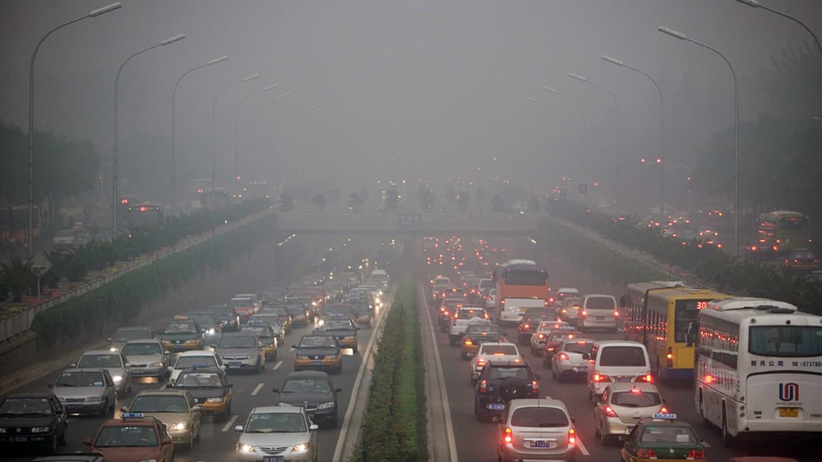 Aamuruuhka liikenteen aiheuttamassa savusumussa Pekingissä