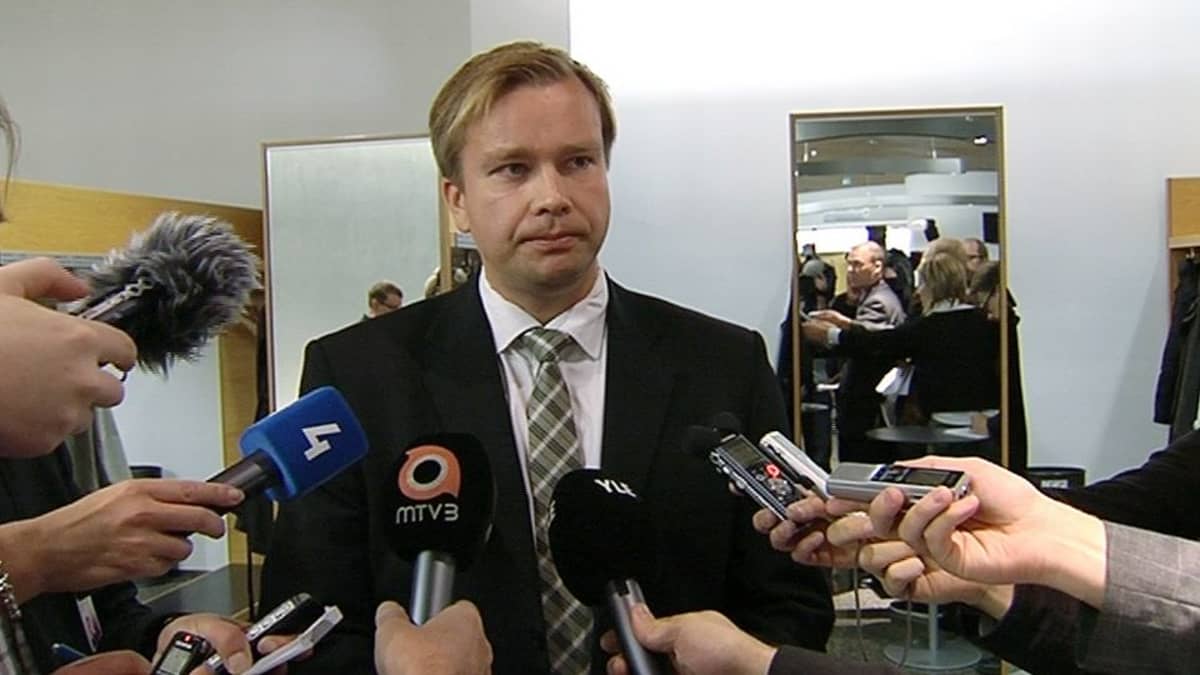 Kansanedustaja Antti Kaikkonen vastasi toimittajien kysymyksiin eduskunnan lisärakennuksessa.