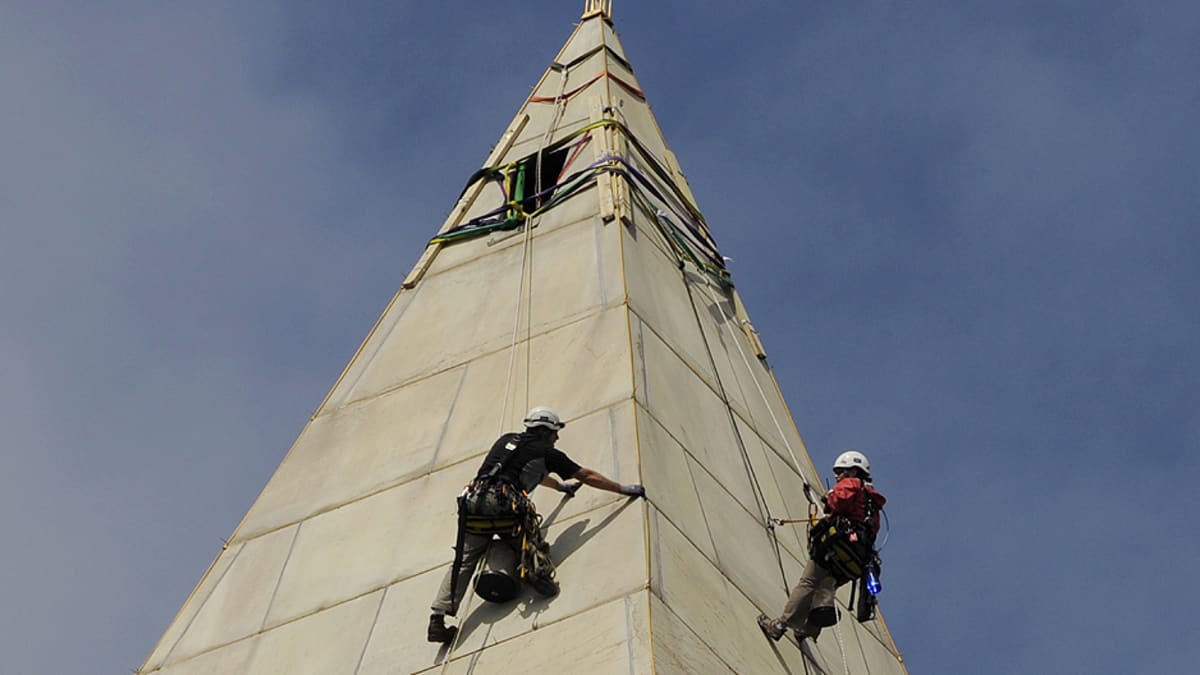 Insinöörit  tarkastavat Washingtonin monumentin elokuisessa maanjäristyksessä kärsimiä tuhoja.
