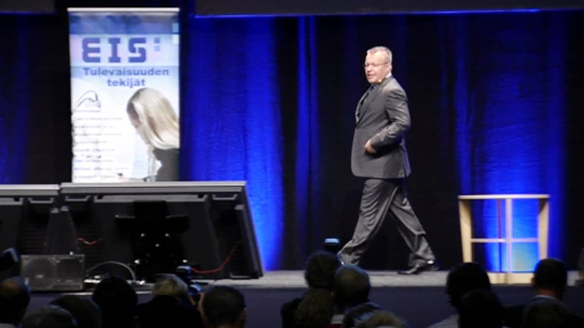 Stephen Elop puhuu elektroniikka-alan messuilla Helsingissä.