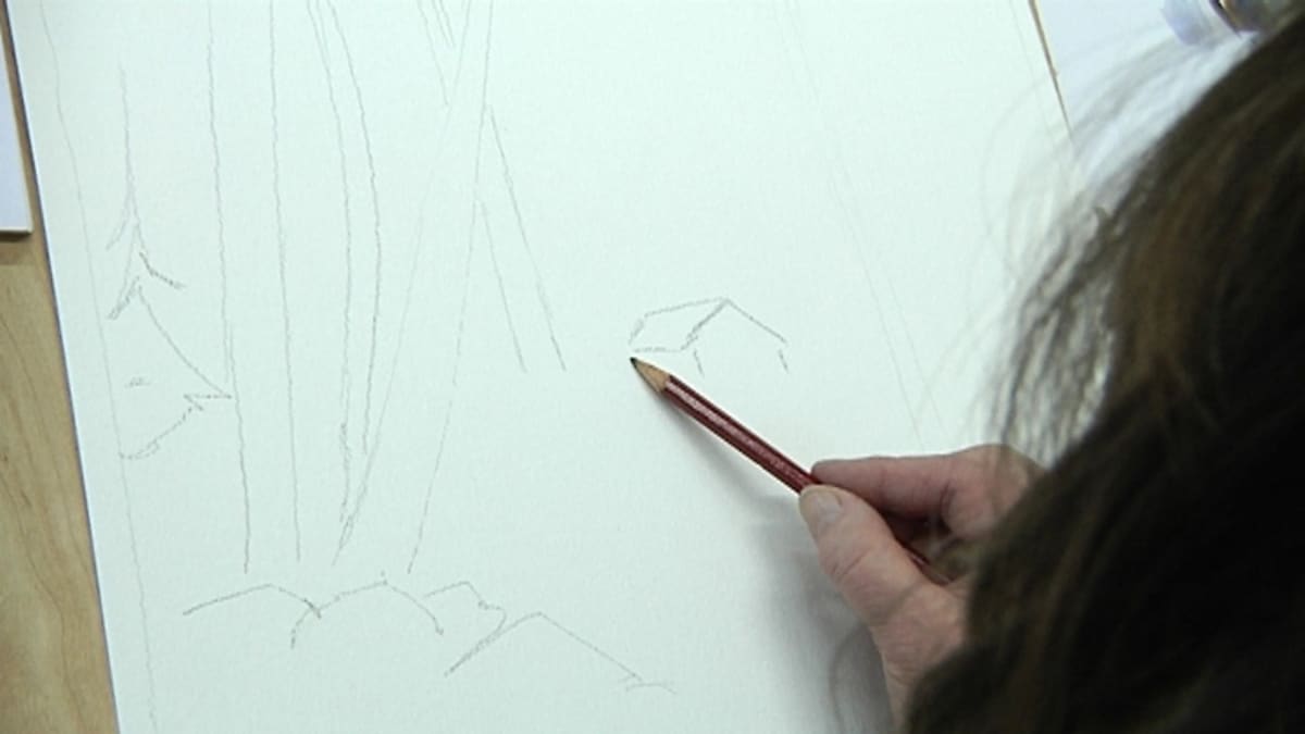 Kuvassa luonnos akvarellimaalauksen pohjaksi ja teosta tekevän naisen käsi