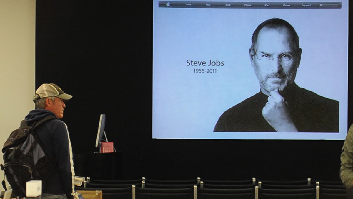 Asiakas Santa Monican Apple-liikkeessä Kaliforniassa.
