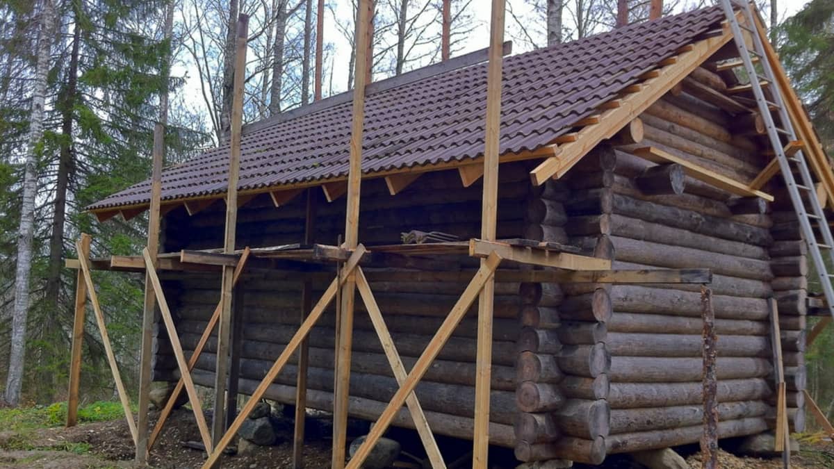 Kattotalkoot Kivisalon yhteisökylässä.