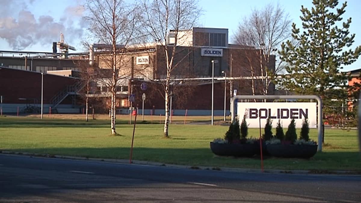 Kuvassa Bolidenin tehtaat ja nimikyltti