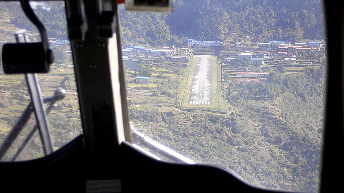 Näkymä Luklan Tenzing-Hillary -lentokentän kiitoradalle laskeutuvan lentokoneen ohjaamosta.
