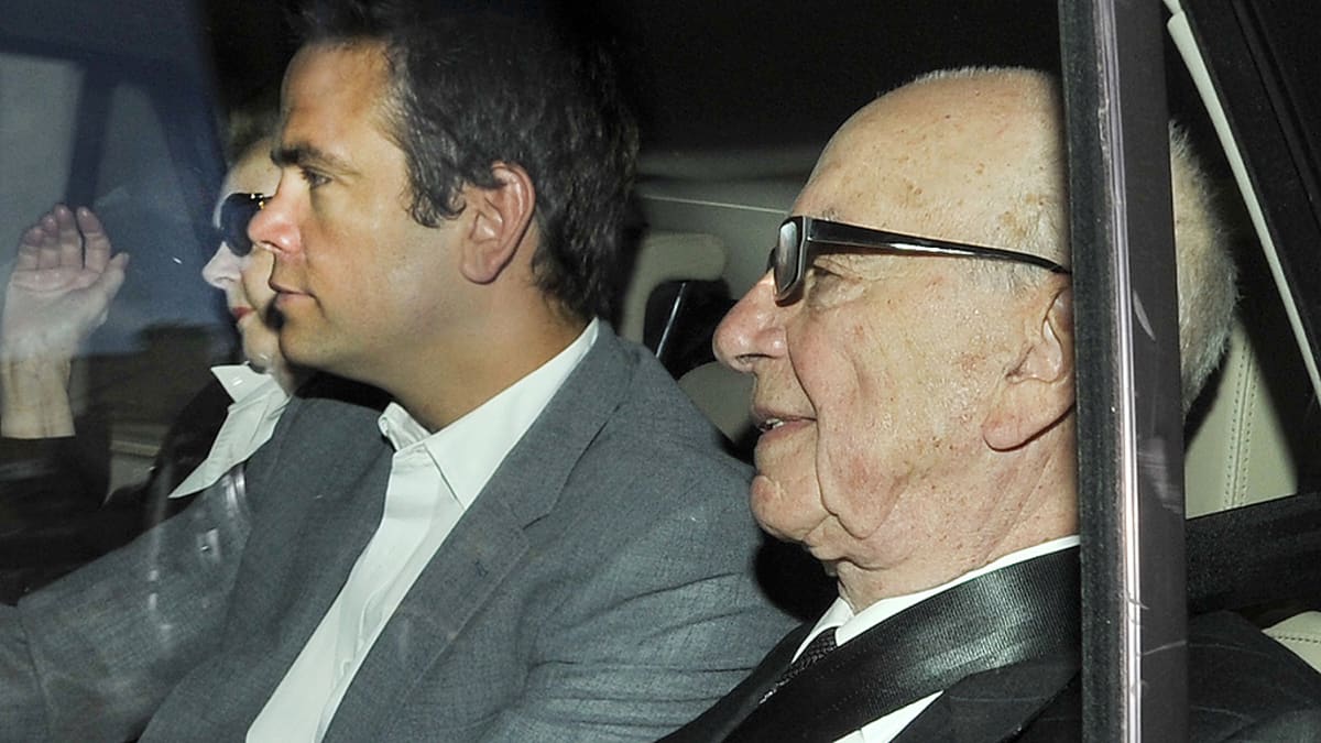 Rupert Murdoch lähti Lontoon asunnoltaan vanhimman poikansa Lachlan Murdochin kanssa.