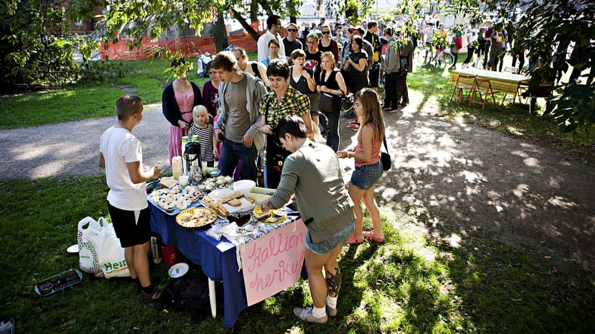 Ihmiset jonottivat vegaanisia leivonnaisia tarjoilleelle Kallion Herkut -myyntipöydälle Karhupuistossa Helsingissä toisena Ravintolapäivänä 21.8.2011.