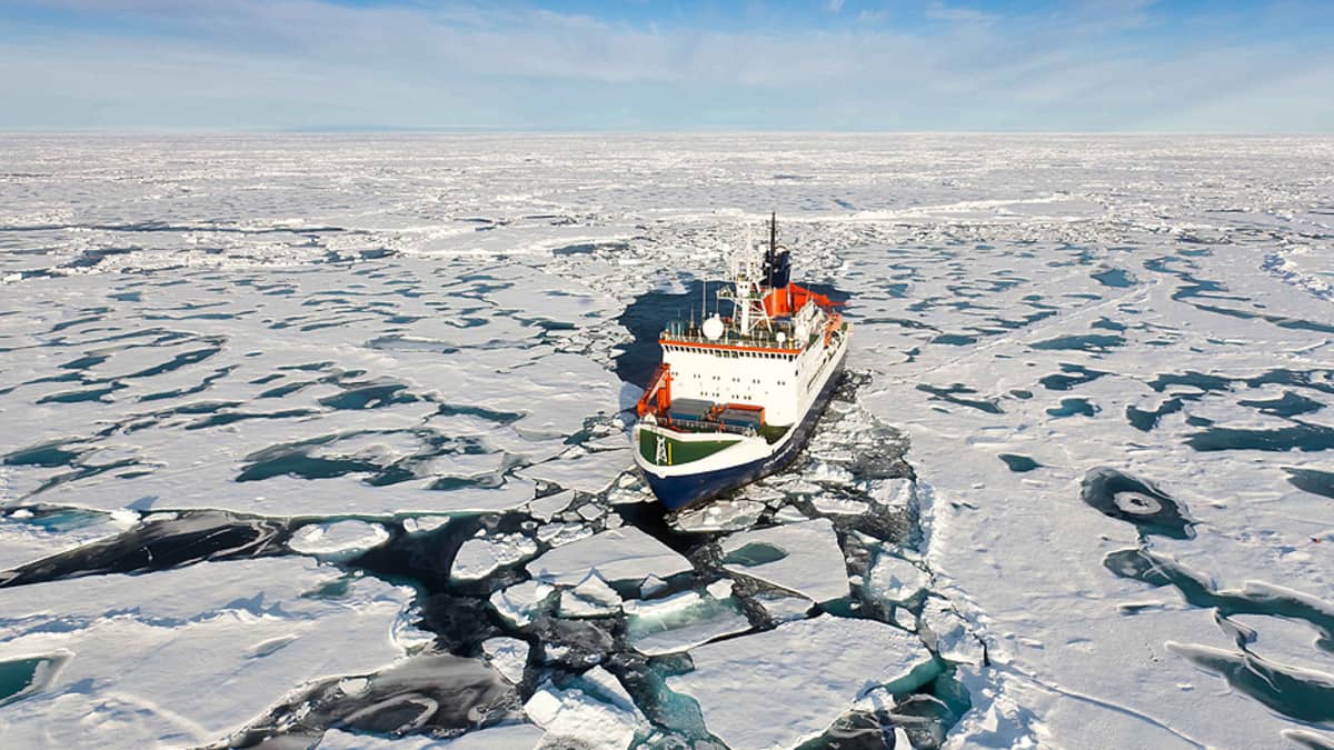 Tutkimusalus Polarstern Pohjoisella jäämerellä lähellä pohjoisnapaa.